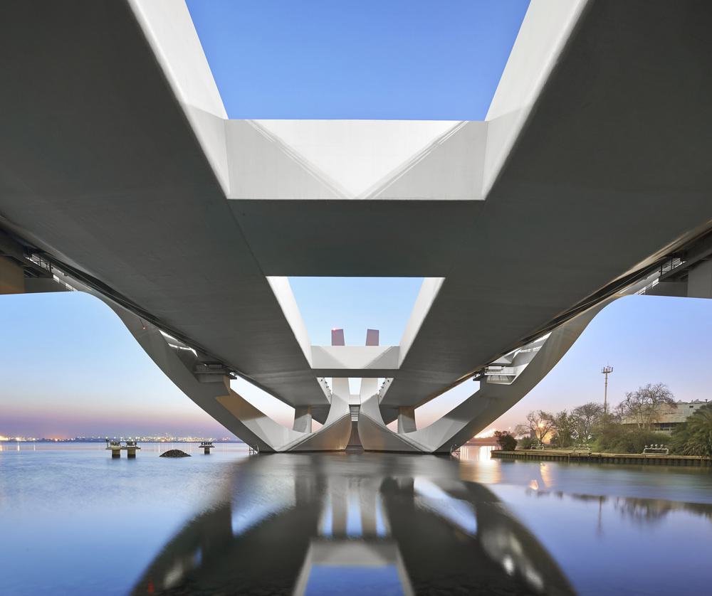 Sheikh_Zayed_Bridge_by_Saha_Hadid