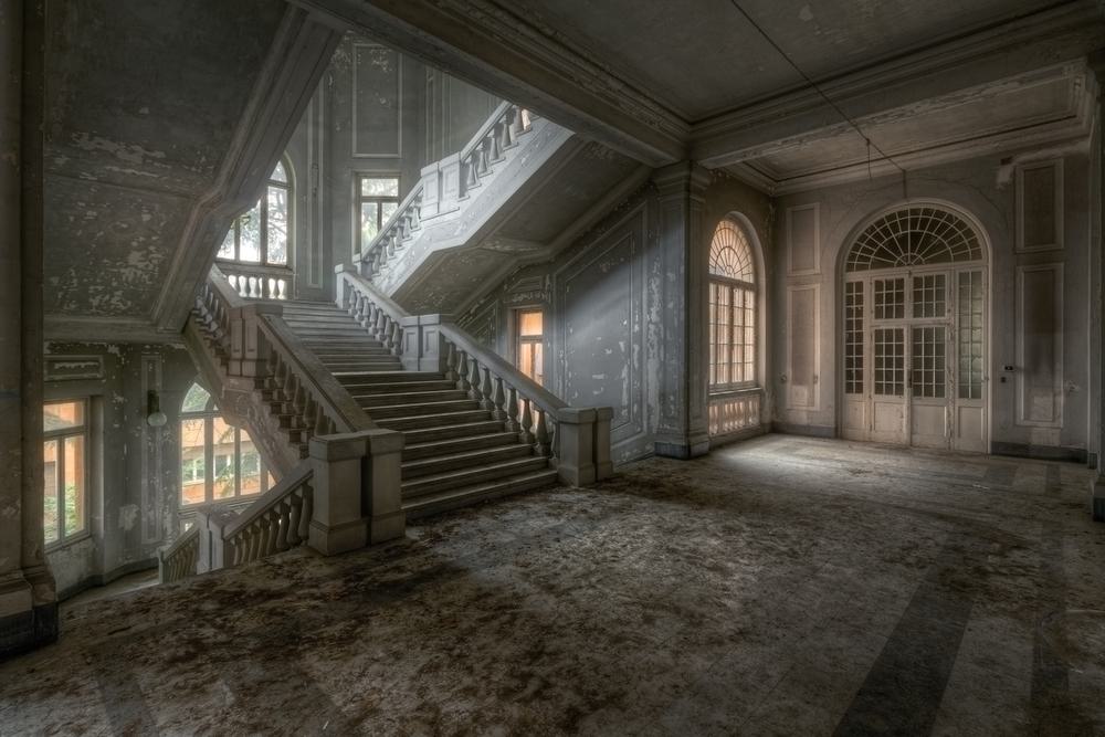 Abandoned_Space_Photo_by_Roman_Robroek