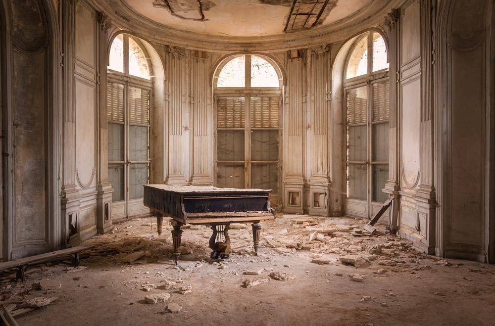 Abandoned_Space_Photo_by_Roman_Robroek