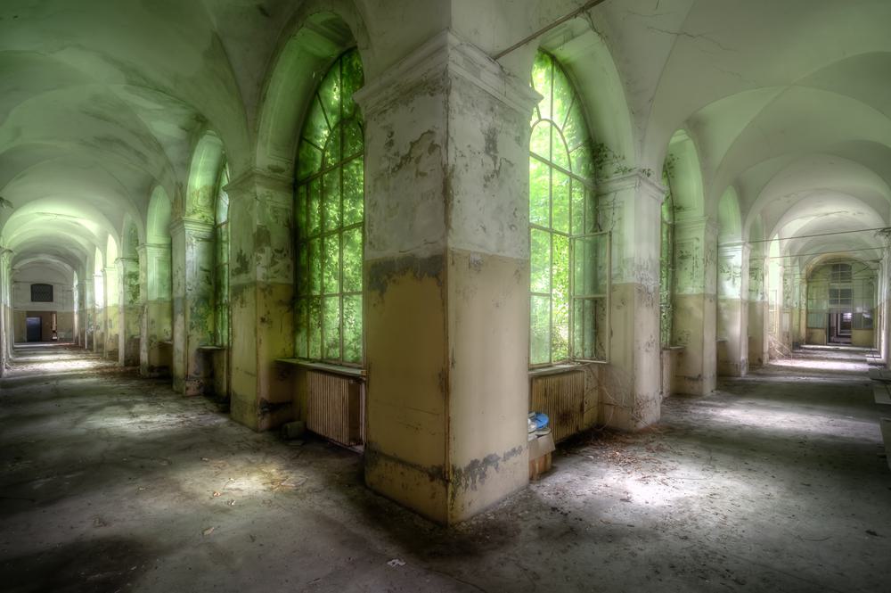 Abandoned_Space_Photo_by_Roman_Robroek